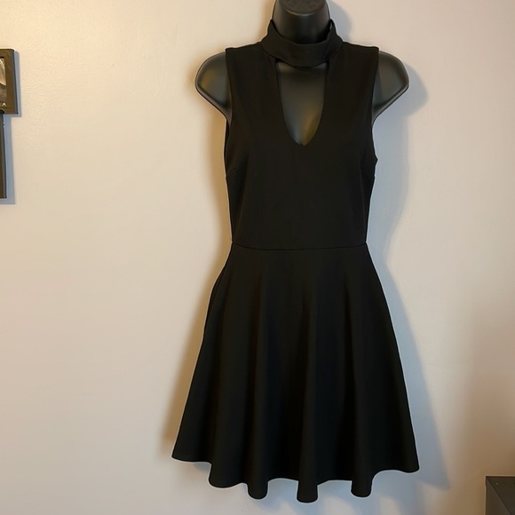 Lulus Dresses & Skirts - Lulu’s Loving You is Easy Black Skater Dress size S
